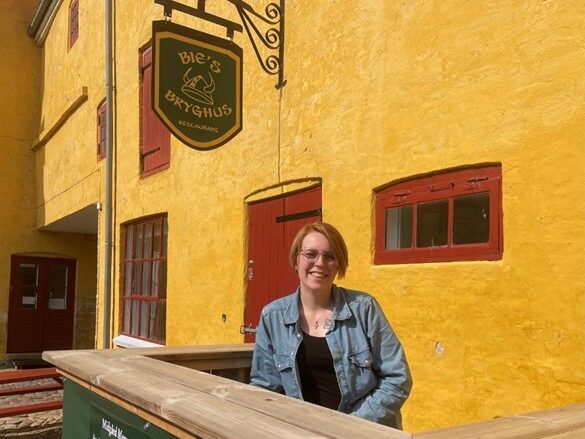 Sisse Bæk Mortensen fra Bie's Bryghus - et medlem af Mariagerfjord Erhverv - poserer smilende foran restauranten.