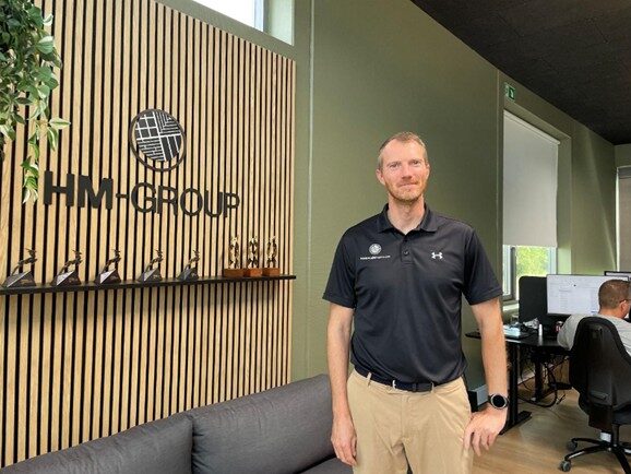 Jakob Sørensen fra HM-Group - et medlem af Mariagerfjord Erhverv - poserer i en sort polo-trøje.