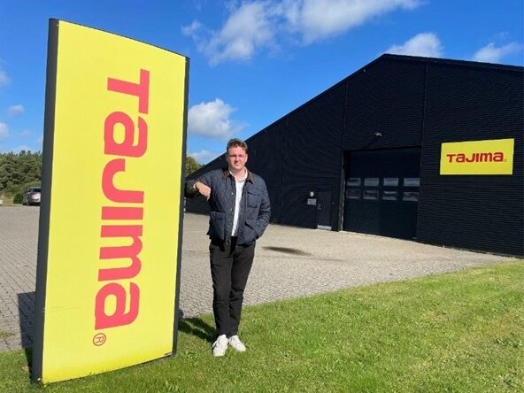 Søren Baumann fra fra Tajima Trading ApS - et medlem af Mariagerfjord Erhverv, poserer foran en lagerhal.